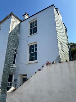 3 Bed Georgian Grade II Listed Townhouse Close to Tunnel Beaches